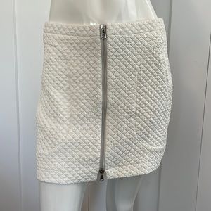 Zara Lined White Textured w/ Pockets Skirt zip front. Size Medium.